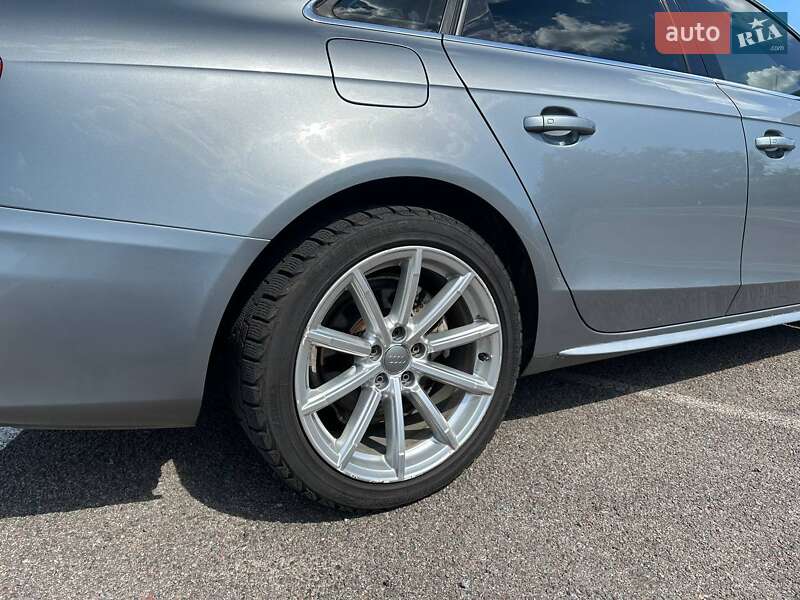 Седан Audi A4 2010 в Ровно