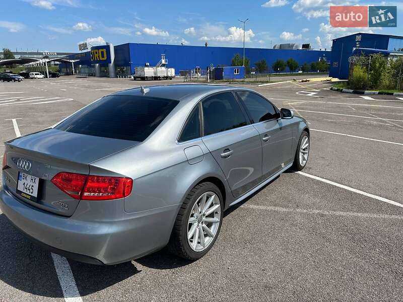 Седан Audi A4 2010 в Ровно