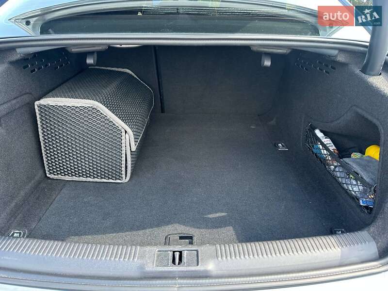 Седан Audi A4 2010 в Ровно