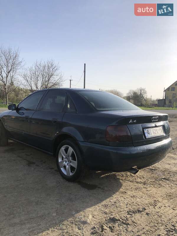 Седан Audi A4 1995 в Косові