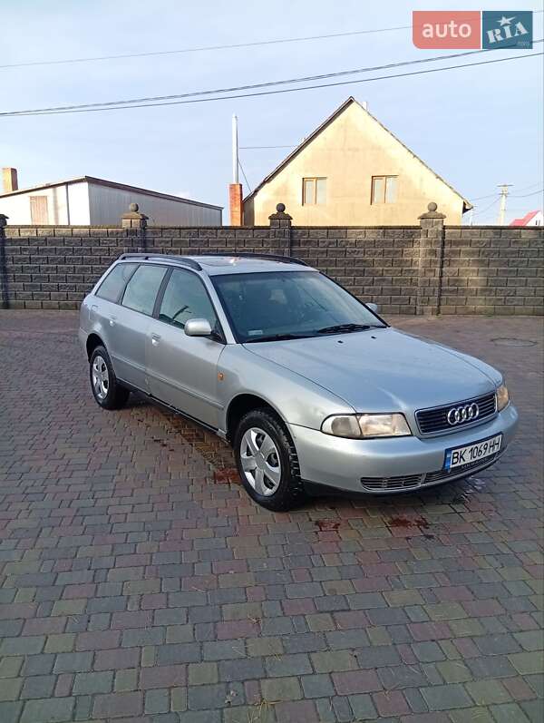 Універсал Audi A4 1997 в Володимирці