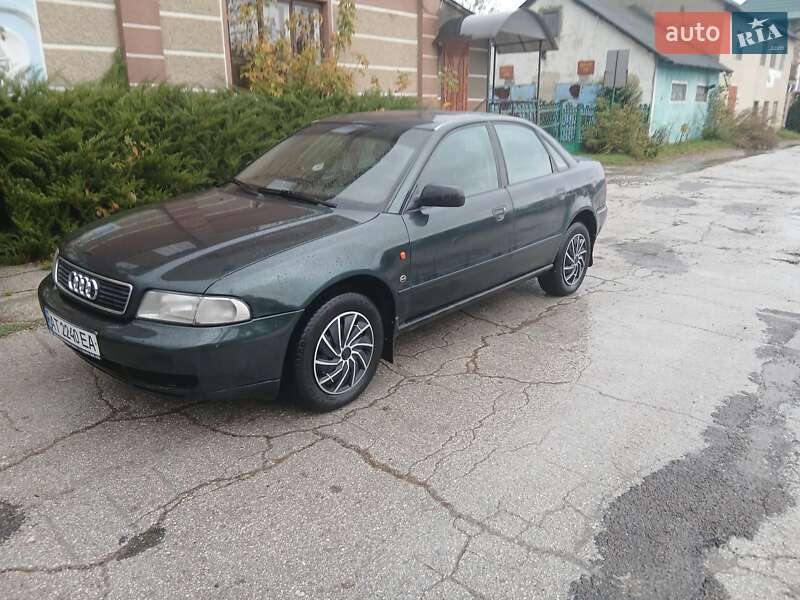 Седан Audi A4 1996 в Хотине