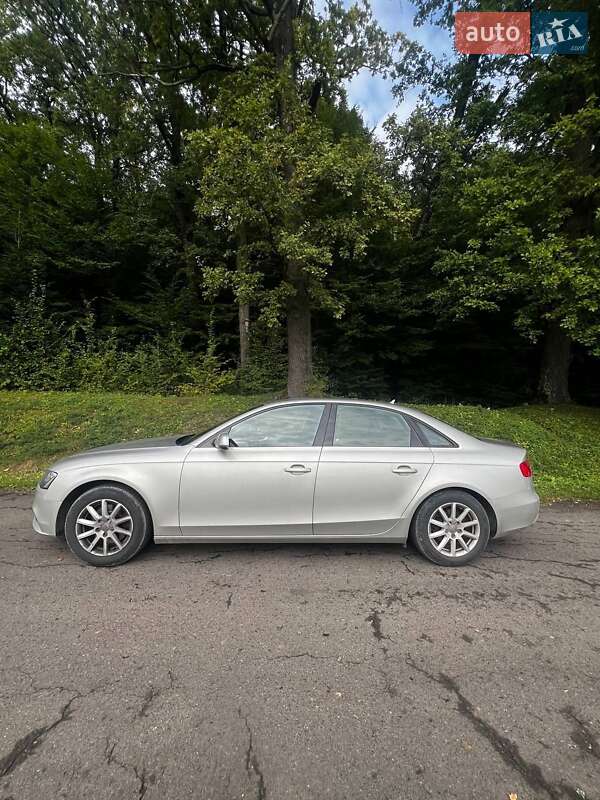 Седан Audi A4 2014 в Львове