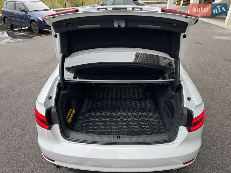 Седан Audi A4 2017 в Киеве
