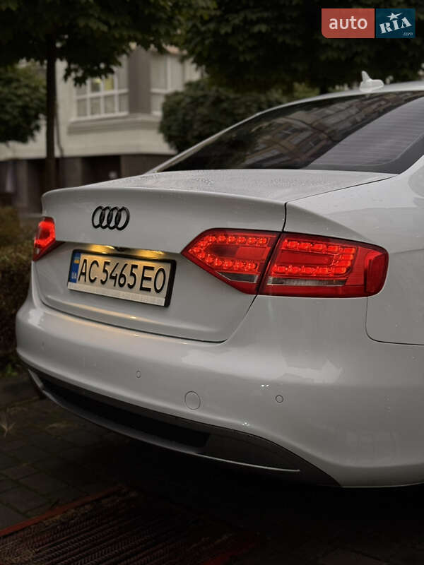 Седан Audi A4 2012 в Ивано-Франковске