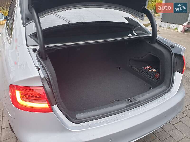 Седан Audi A4 2014 в Львове