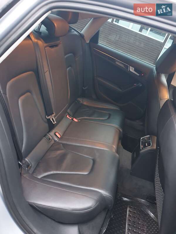 Седан Audi A4 2014 в Львове