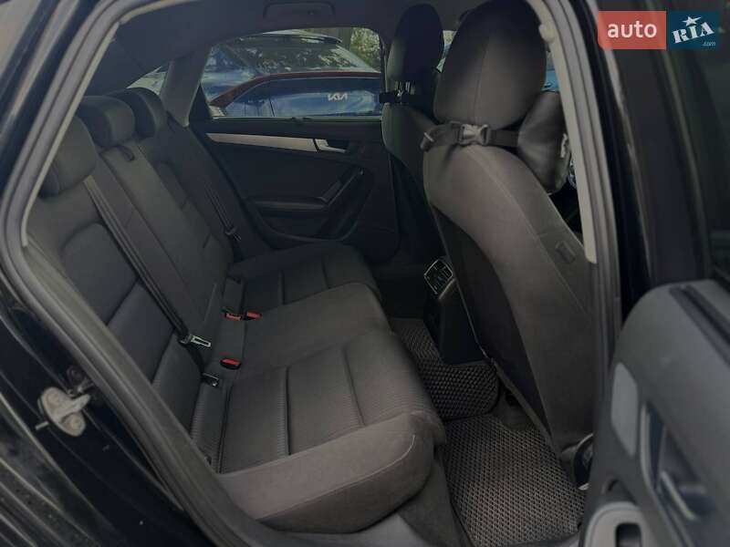 Седан Audi A4 2012 в Львові