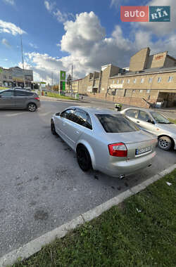 Седан Audi A4 2001 в  фото 2 Седан Audi A4 2001 в