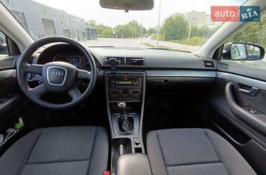 Седан Audi A4 2004 в  фото 3 Седан Audi A4 2004 в