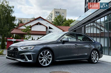 Седан Audi A4 2021 в 