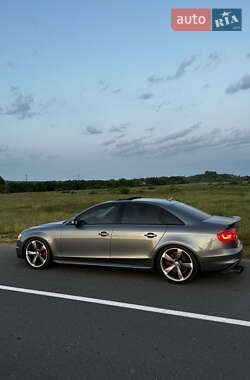 Седан Audi A4 2013 в Новояворовске