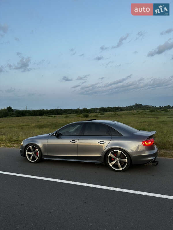 Седан Audi A4 2013 в Новояворівську