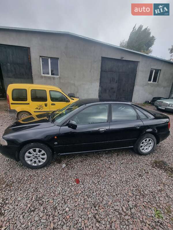 Седан Audi A4 1995 в Кременці