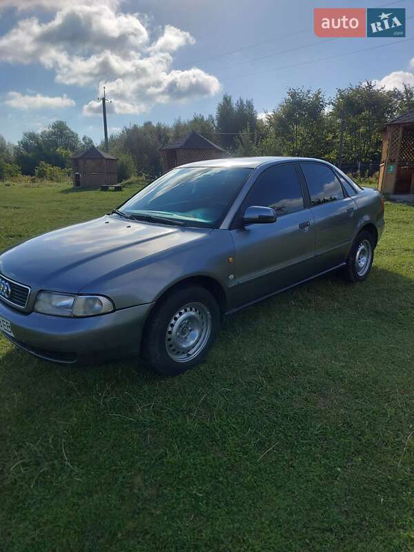 Седан Audi A4 1995 в Остроге