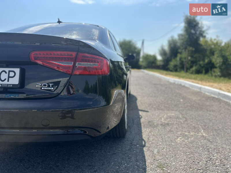 Седан Audi A4 2012 в Чернівцях