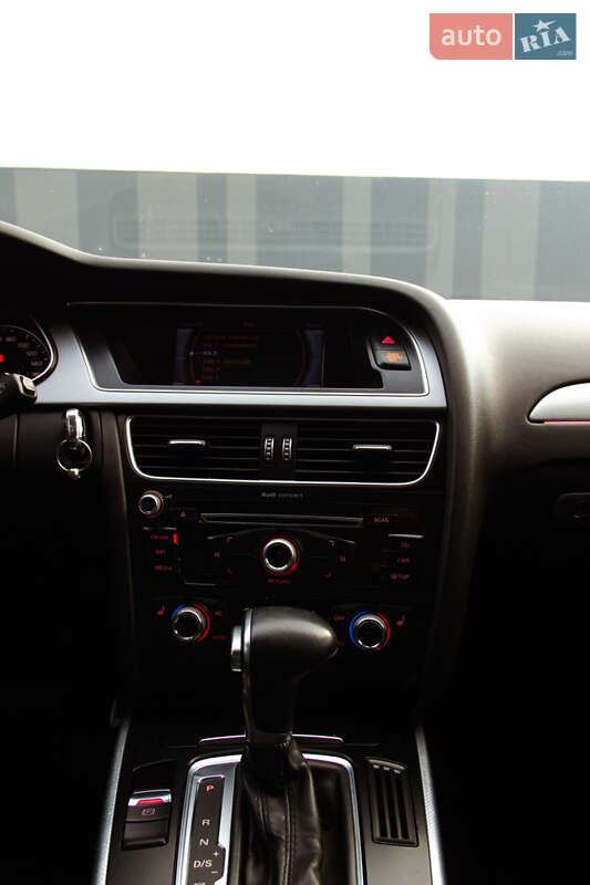 Седан Audi A4 2013 в Луцке
