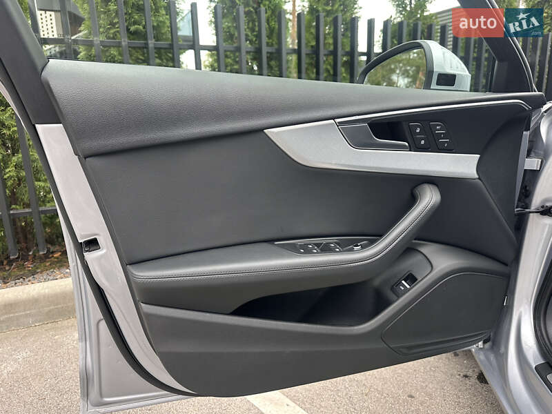 Седан Audi A4 2018 в Киеве