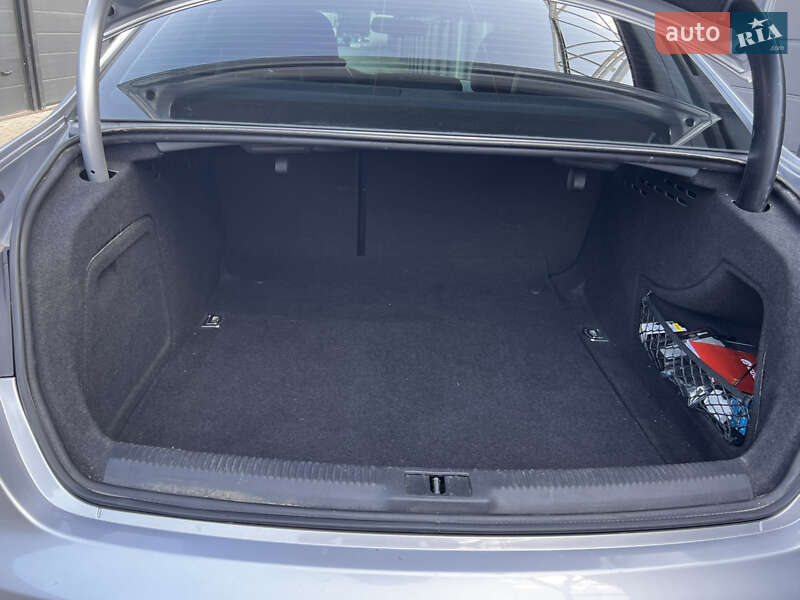 Седан Audi A4 2015 в Львові