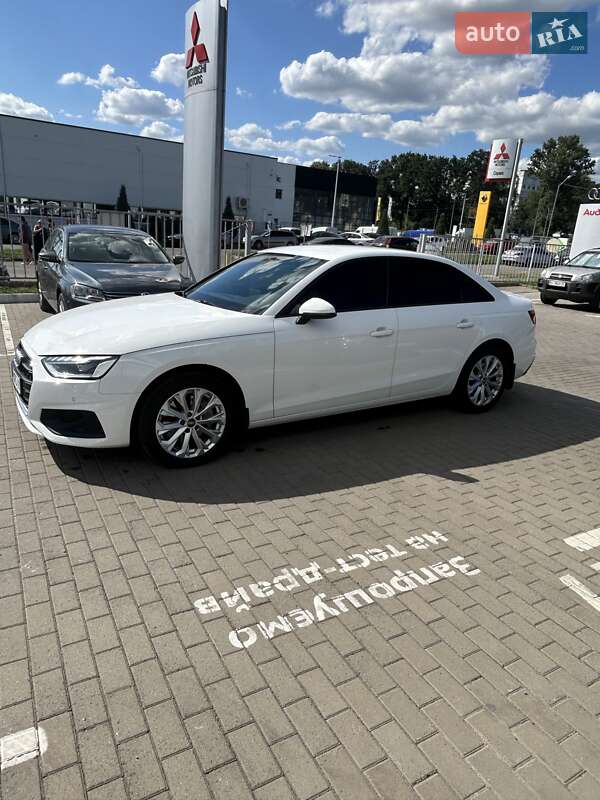 Седан Audi A4 2021 в Полтаві
