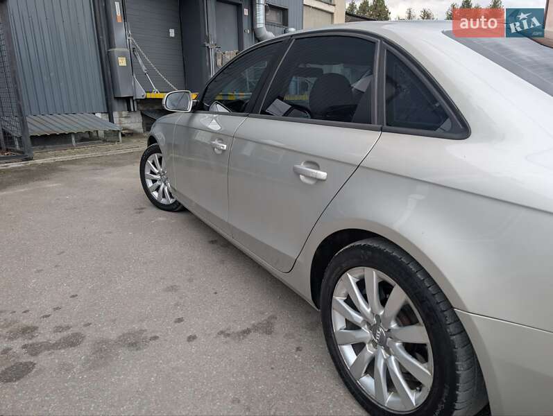 Седан Audi A4 2013 в Ивано-Франковске