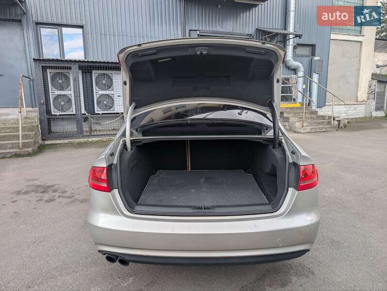 Седан Audi A4 2013 в Ивано-Франковске