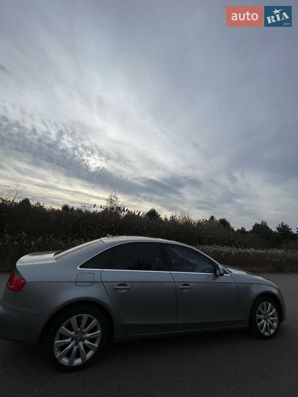 Седан Audi A4 2011 в Львові