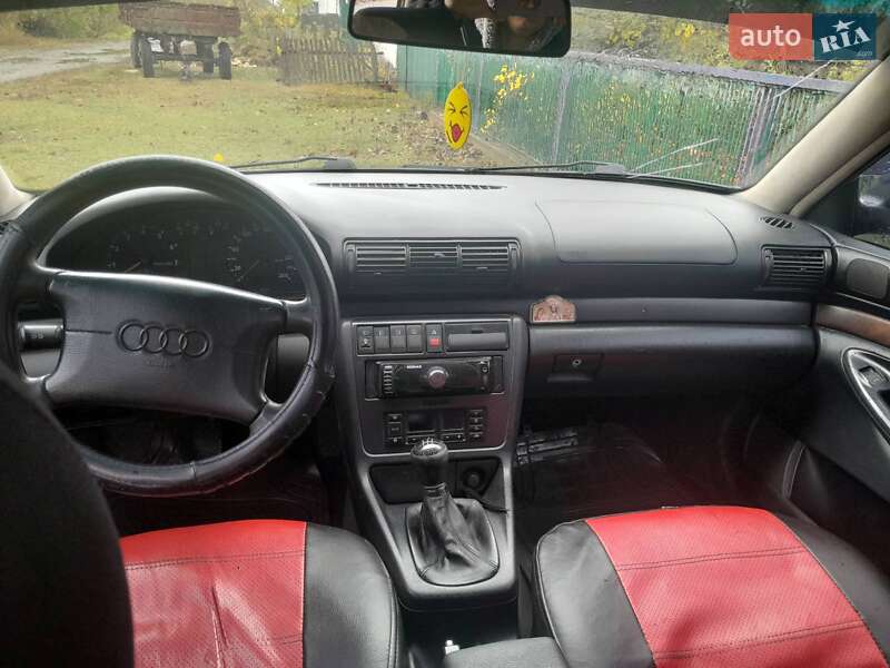 Седан Audi A4 1995 в Бурині