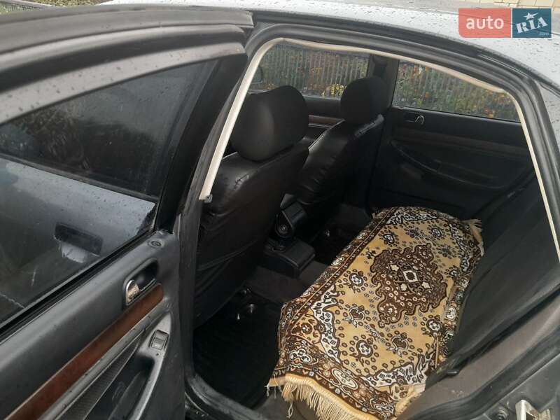 Седан Audi A4 1995 в Бурині