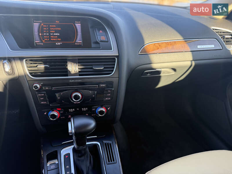 Седан Audi A4 2015 в Жовкве