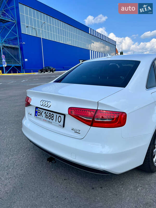 Седан Audi A4 2014 в Рівному