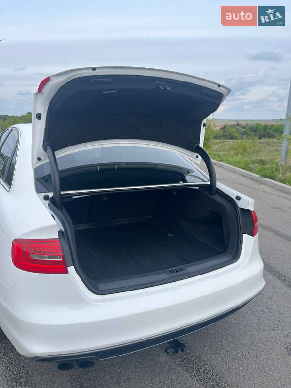 Седан Audi A4 2014 в Рівному