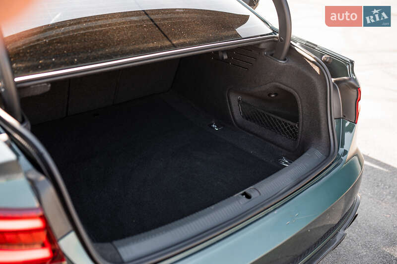 Седан Audi A4 2018 в Львове