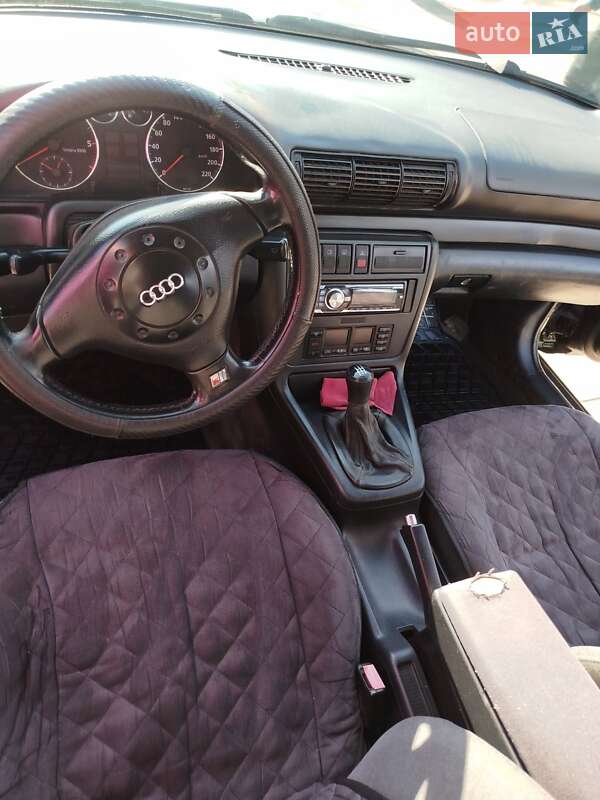 Седан Audi A4 1996 в Новоселиці