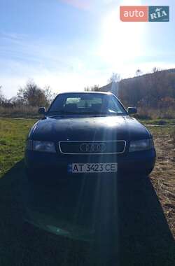 Седан Audi A4 1996 в Тлумачі