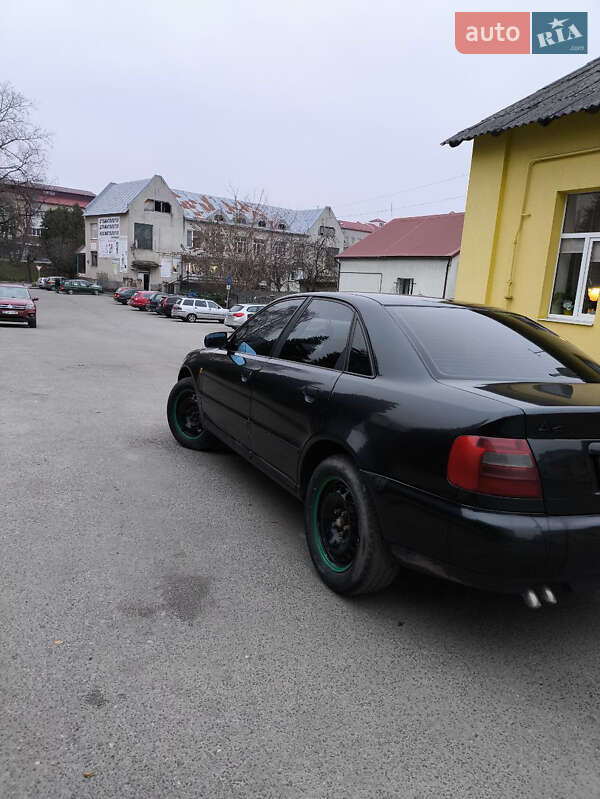 Седан Audi A4 1998 в Золочеве