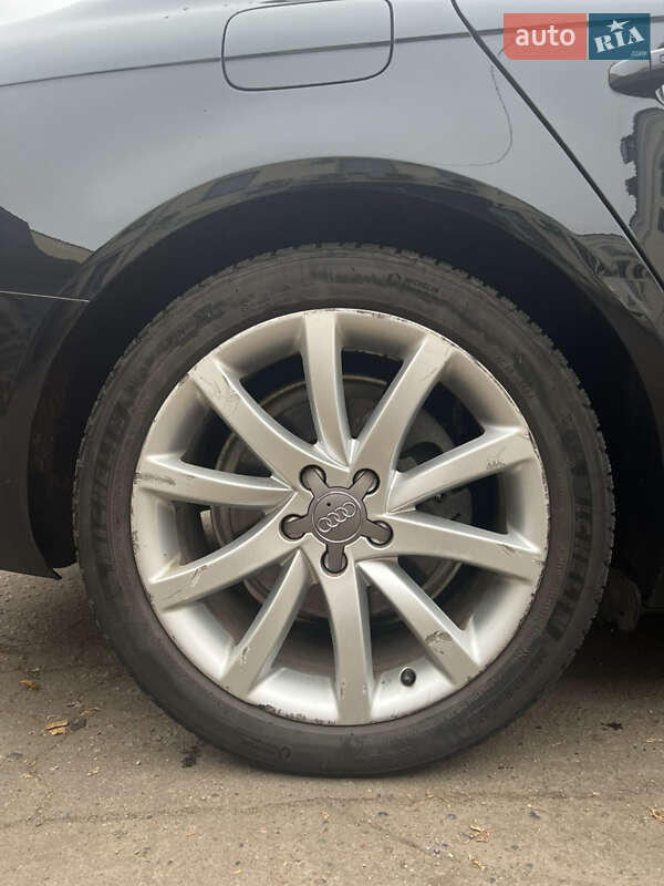 Седан Audi A4 2012 в Прилуках