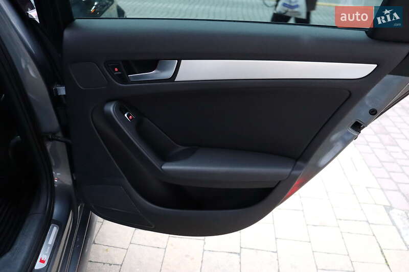 Седан Audi A4 2015 в Львові