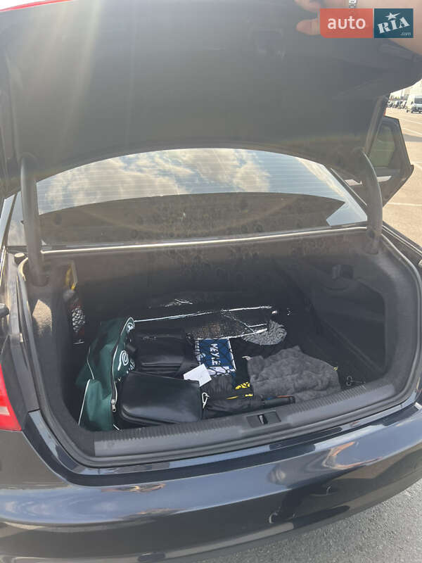 Седан Audi A4 2013 в Львові