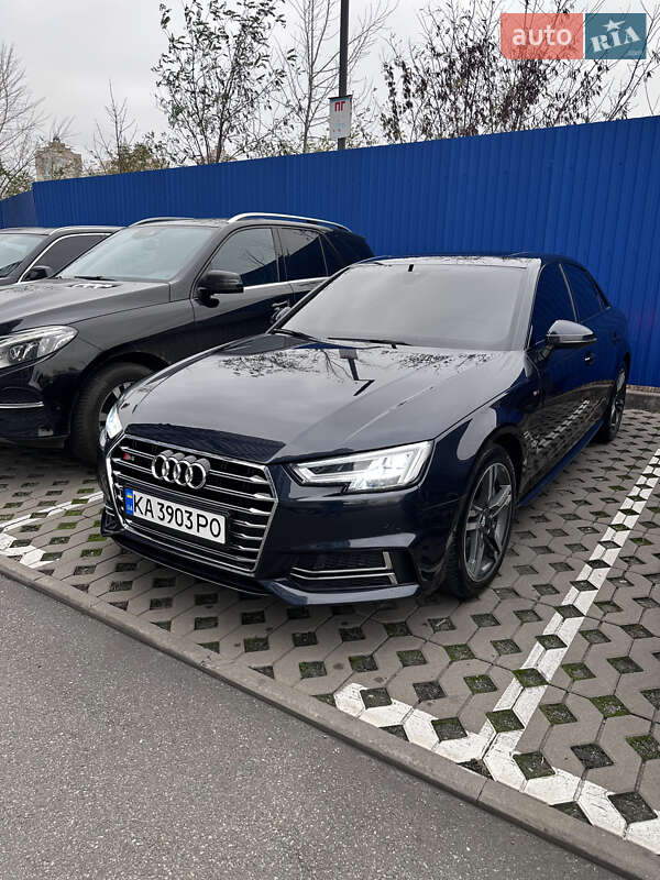 Седан Audi A4 2016 в Киеве