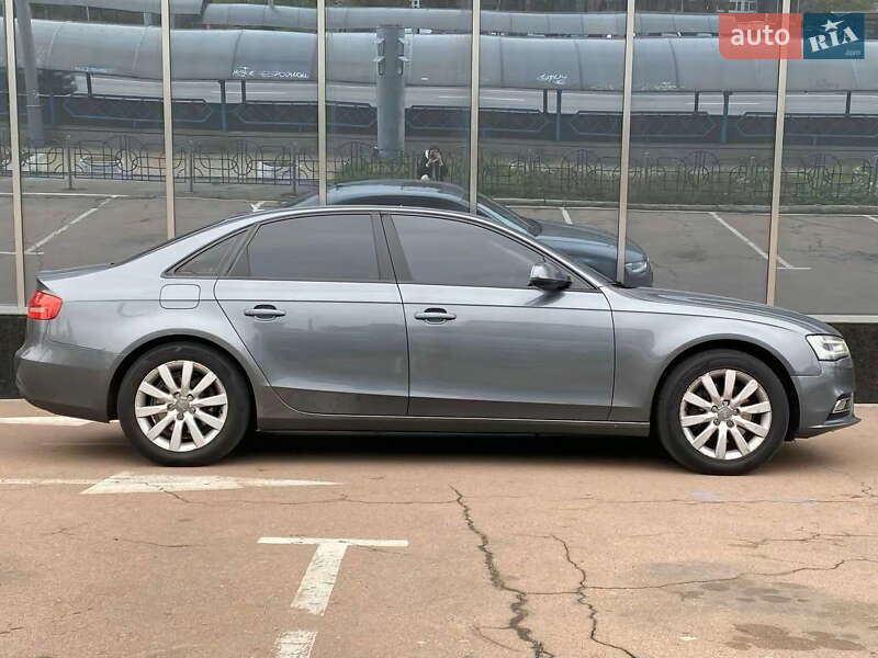Седан Audi A4 2013 в Києві
