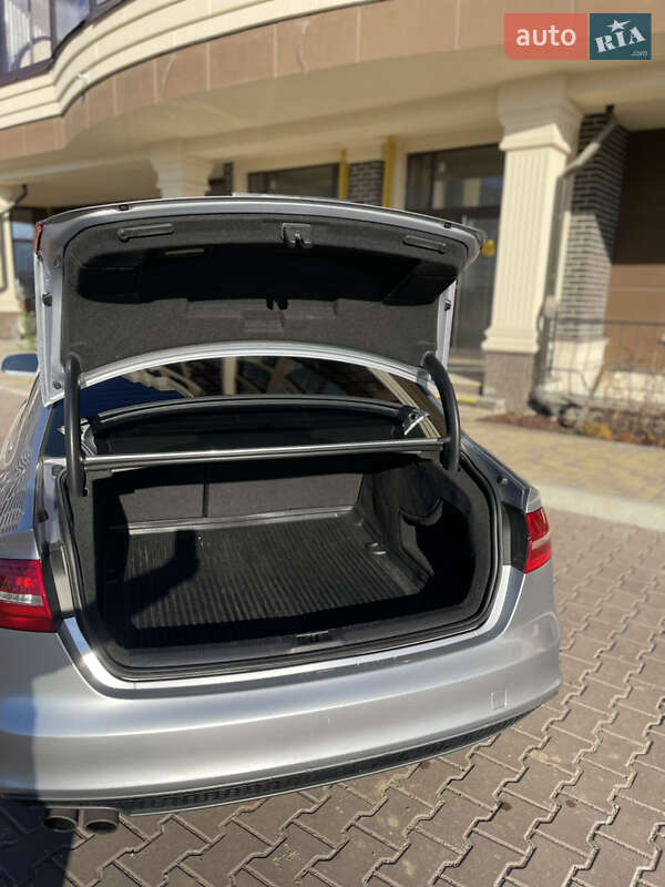 Седан Audi A4 2014 в Киеве