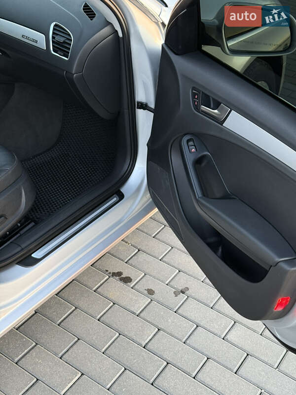 Седан Audi A4 2010 в Чернівцях