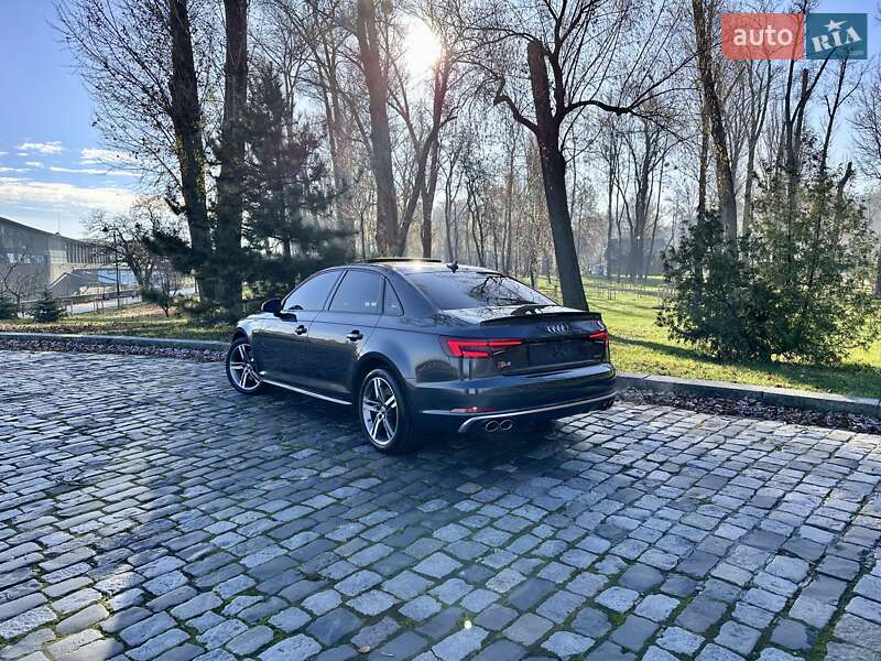 Седан Audi A4 2018 в Киеве
