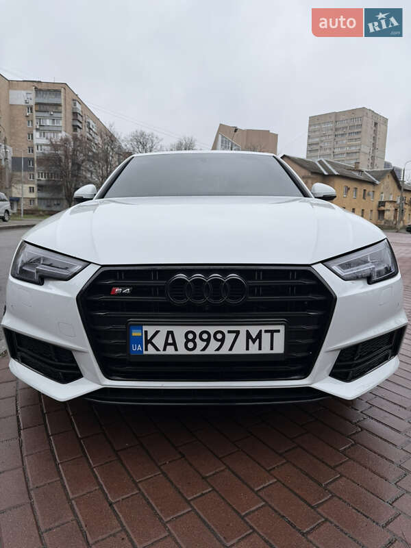Седан Audi A4 2016 в Киеве