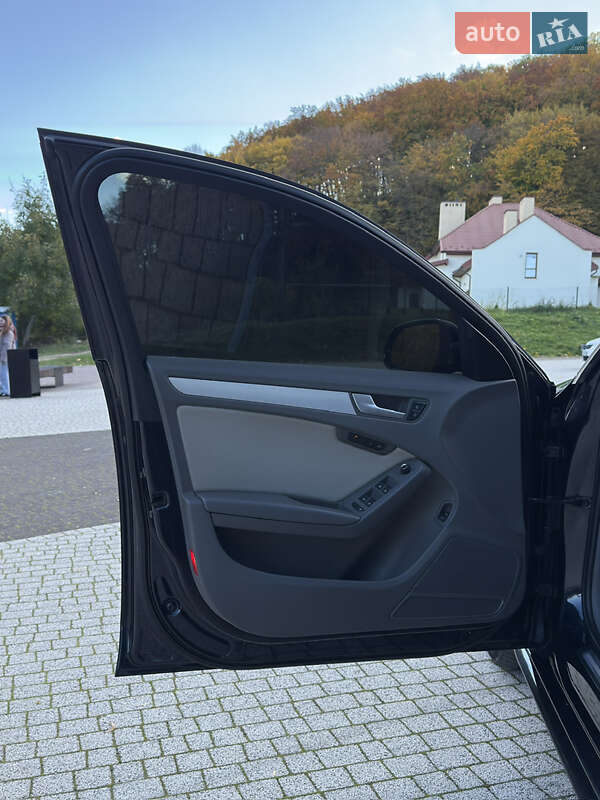 Седан Audi A4 2012 в Львове
