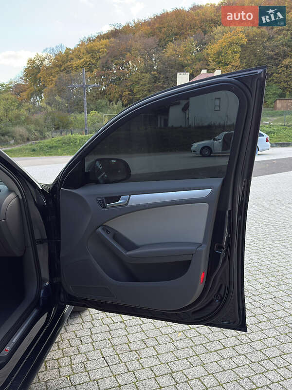 Седан Audi A4 2012 в Львове