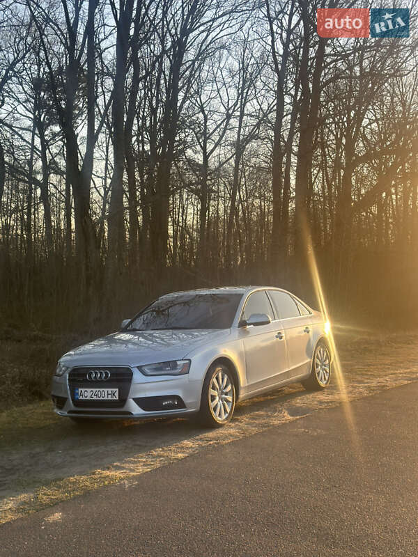 Седан Audi A4 2012 в Луцке