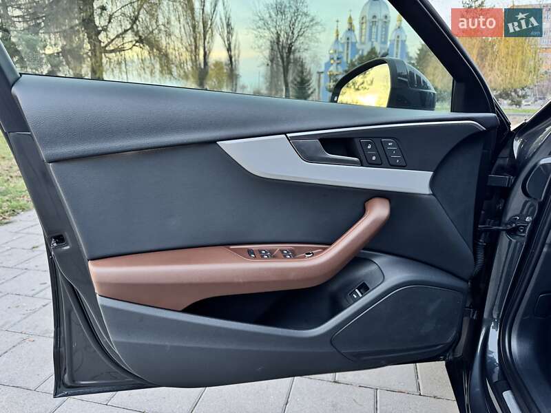 Седан Audi A4 2019 в Виннице