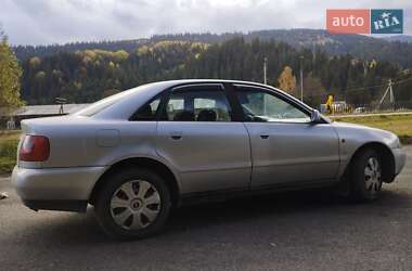 Седан Audi A4 1996 в Верховині